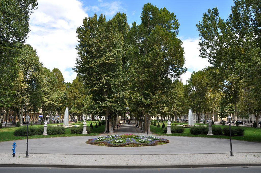 Zrinjevac, park ispred palače HAZU